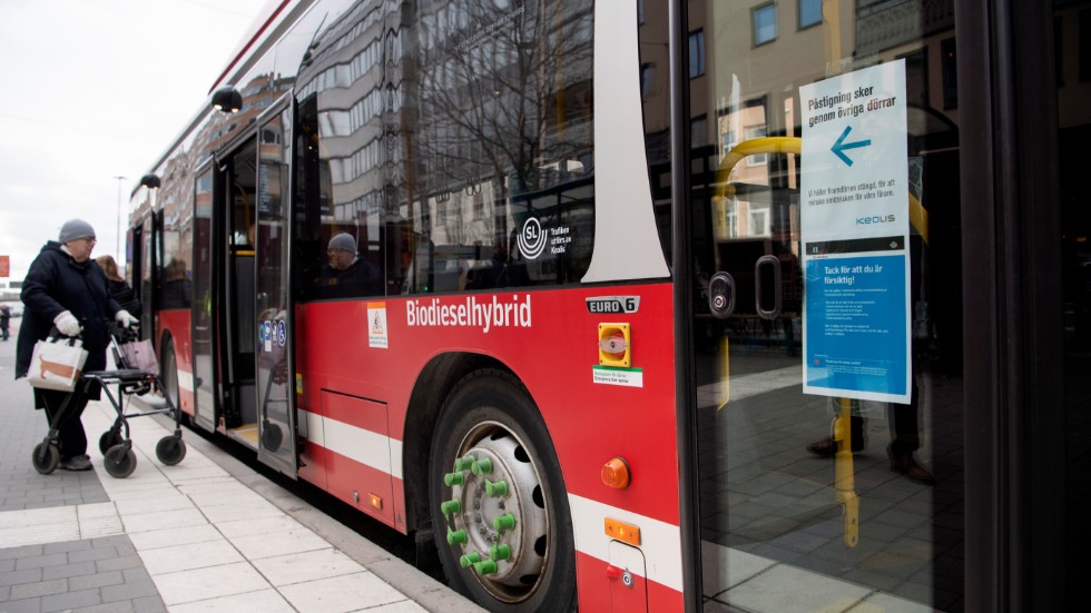 SL har haft problem med trängsel på bussarna, vilket går på tvärs mot Folkhälsomyndighetens riktlinjer.
