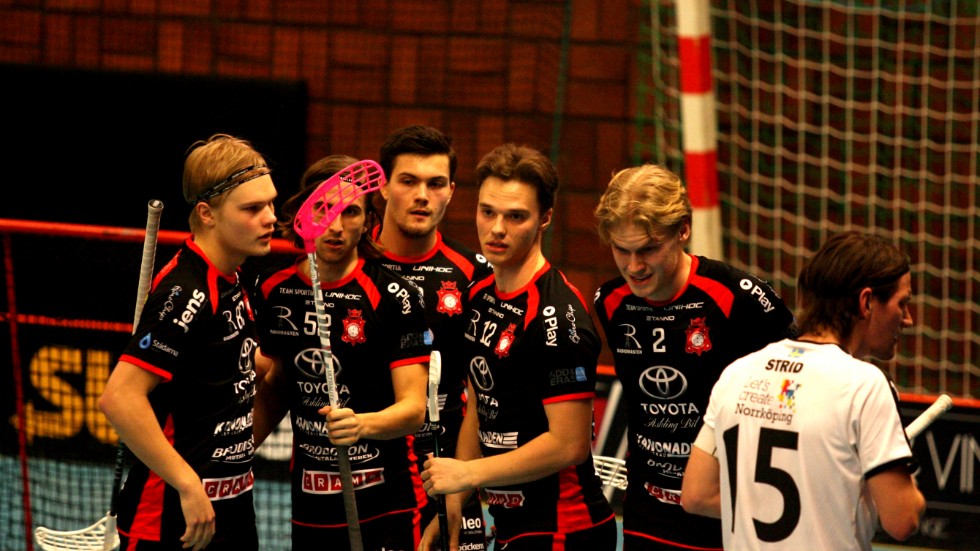 Det blåser positiva vindar kring Solfjäderstadens division 1-lag. Olle Gustavsson, längst till vänster, var en av spelarna som skrev på för en fortsättning på måndagen.