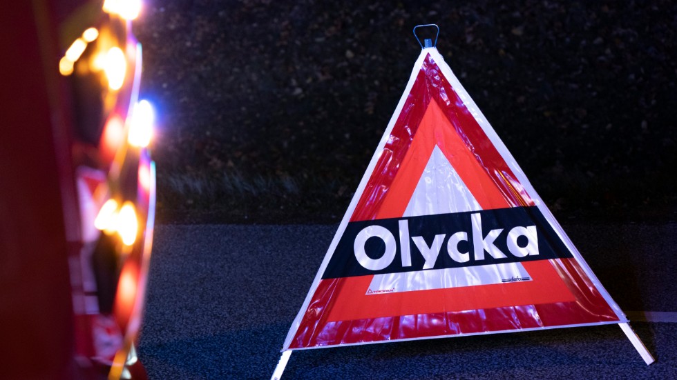 Enligt de första uppgifterna väjde bilisten för en älg, men senare uppgifter talar för att det var någon påse som blåste över vägen.
