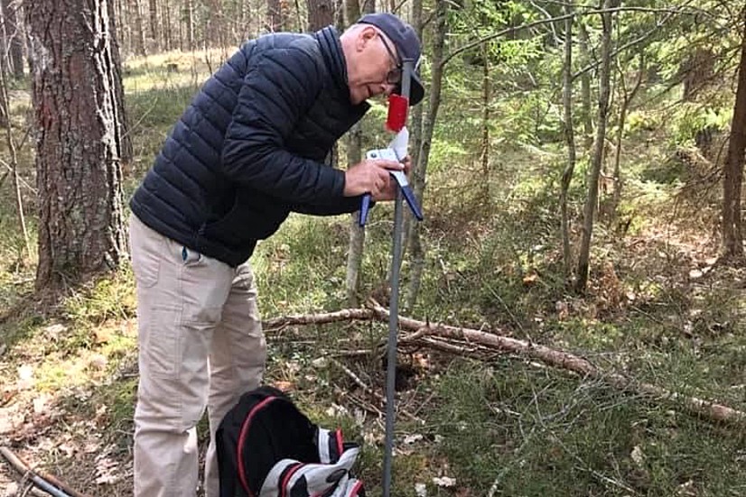 Tre av dagarna i påskhelgen ägnade Bertil Thorén och hustrun Rosita åt att märka upp femkilometersspåret i Ödebyskogen.