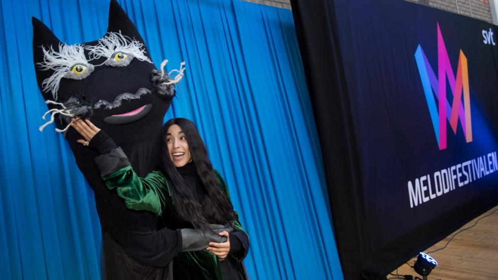Sommarskuggan dyker upp igen. Här poserar hen med sångerskan Loreen. Arkivbild.