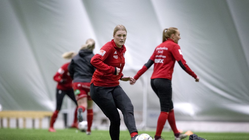 Det skapas paustid mellan träningarna i fotbollshallarna för att undvika stora folksamlingar i samband med in- och utgång.