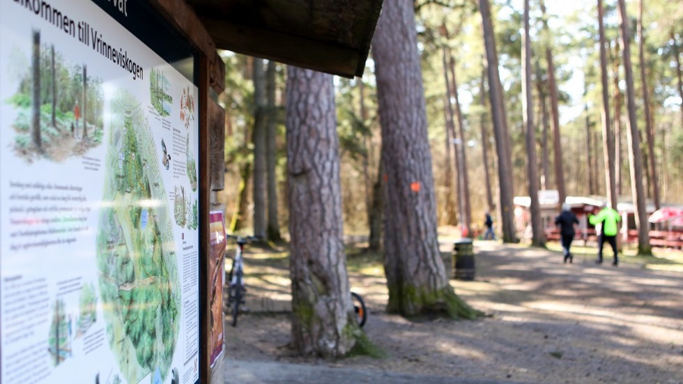 Mannen misstänks ha blottat sig för en kvinna i ett av motionsspåren i Vrinneviskogen.