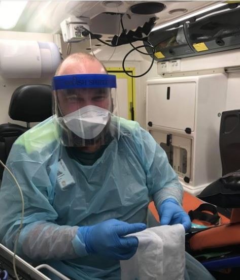 Andreas Jonsson på ambulanssjukvården i Luleå är en av dem som behöver skyddsmask i jobbet. I Luleå höll de på att ta slut, men nu har privatpersoner sett till så lagret är påfyllt.