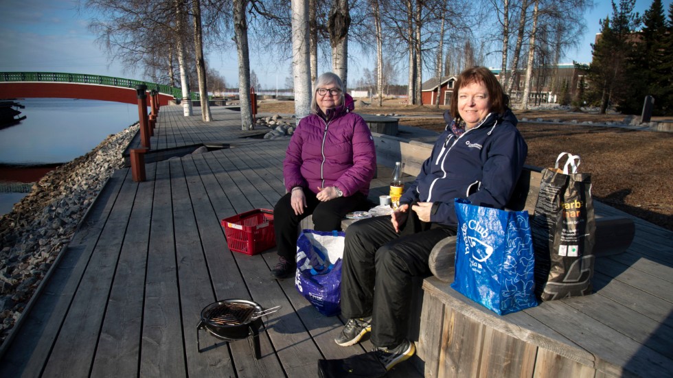 Systrarna Britt Fjällström och Elisabeth Nilsson tog grillen med sig och åt middag vid kanalen.