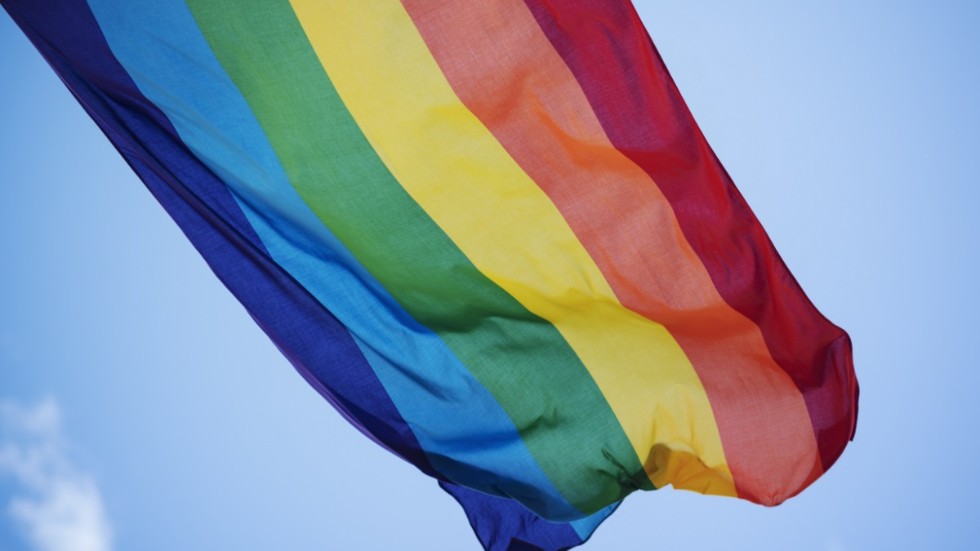 Fyra såna här prideflaggor har stulits från Anders Lindells flaggstång.