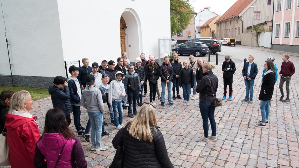 Klassen ska strax få veta mer om ond bråd död i Västerviks historia. Guide är museipedagog Maria Lönnegren Wikensten. 