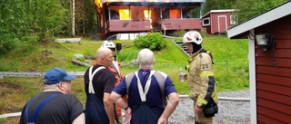 Gårdshus totalförstört i brand