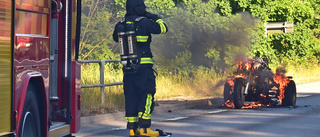 Våldsam MC-brand – fattade eld mitt på vägen  