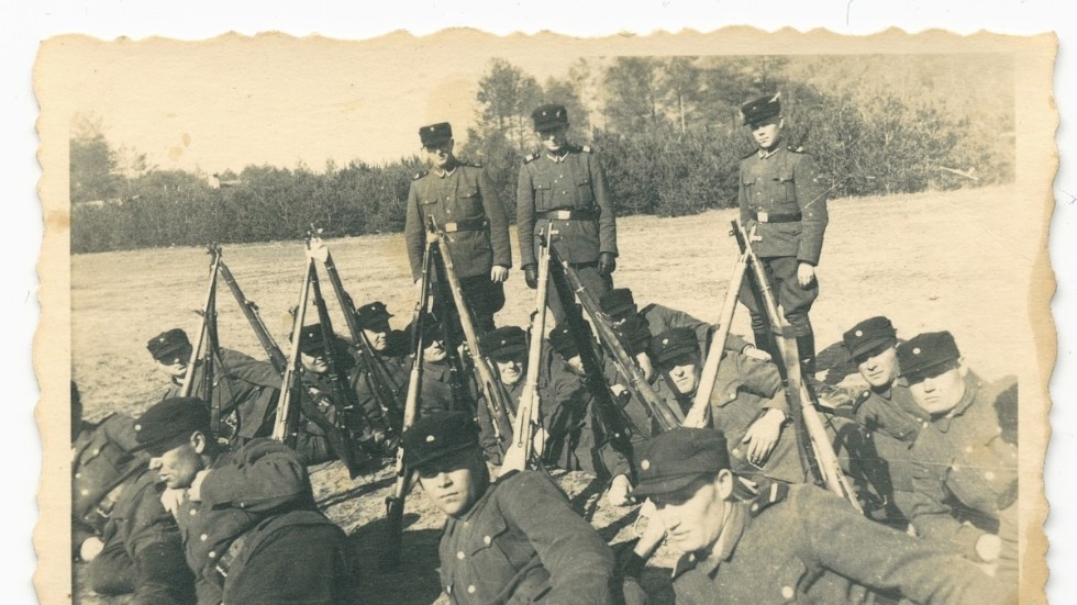 På fotografiet från 1943 syns vakter i det tyska koncentrationslägret Sobibór i Polen, där Förintelseöverlevaren Tswi Herschels föräldrar mördades. Arkivbild.