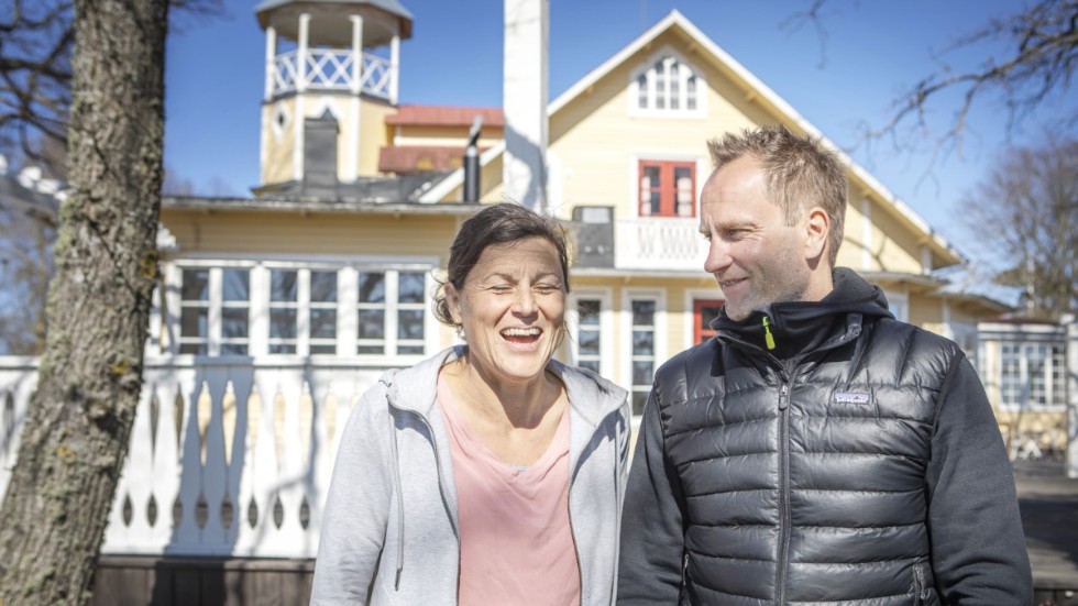 Elin Åderman och Michael Frederiksen träffades när de säsongade i Alperna. På frågan vad som är receptet för att jobba ihop som par svarar de:  "Vi är bra på att dela upp arbetsuppgifterna. I min värld är det jag som gör allt det roliga och du det tråkiga", säger Elin. "Ja, det är ju så", skämtar Michael.