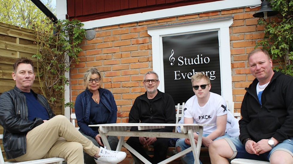 På lördagskvällen blir det livestreamad dansgala från en studio utanför Motala. 
Utanför studion sitter på bilden Henrik Sethsson, Sofie Wall, Thomas "Massi" Karlsson, Victor Lindberg och Jimmy Lindberg.