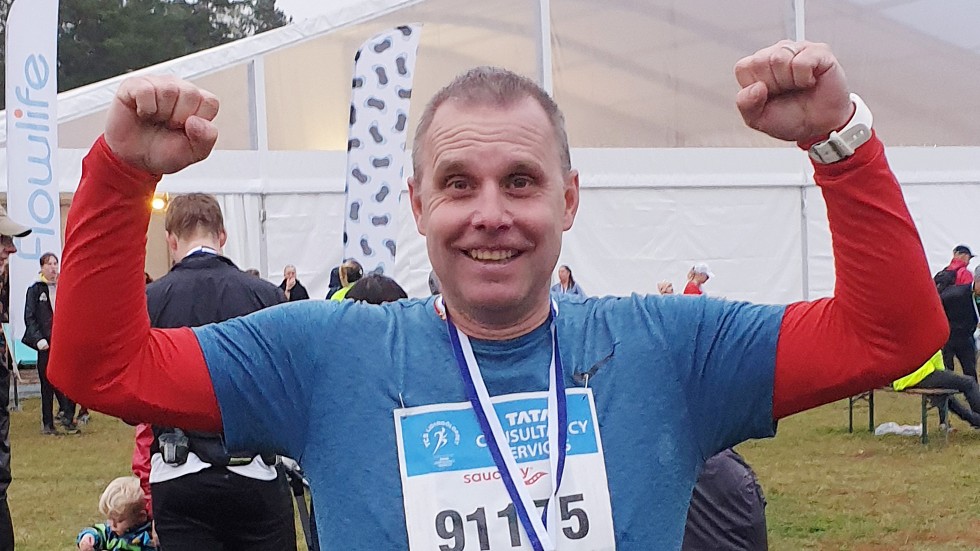 Thomas Kongstad belönades med en medalj efter målgången i Lidingöloppet. Nu har han genomfört sin första svenska klassiker.