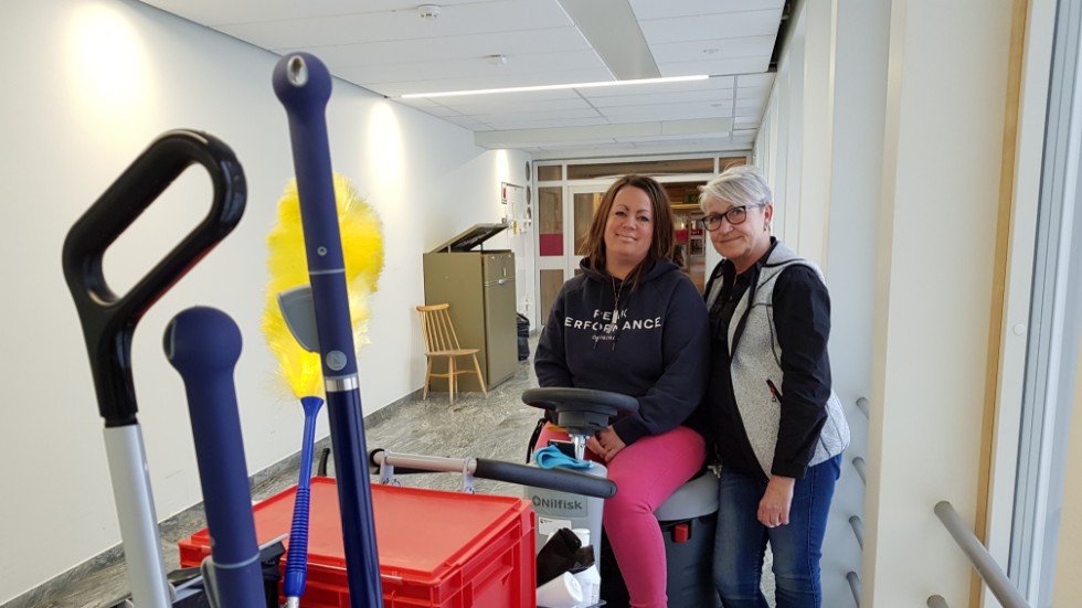 Jenni Wasslén och Maud Fjellström har jobbat som städare åt kommunen i många år. "Vi har väldigt liten omsättning på folk, det som städar här trivs", säger Jenni Wasslén.
