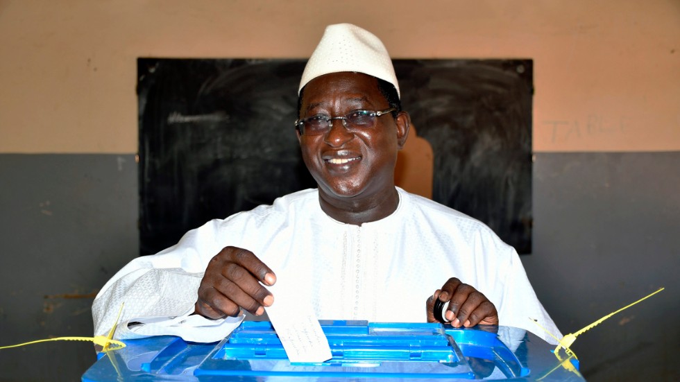 Oppositionsledaren Soumaila Cissé röstar i presidentvalet 2018. Han kidnappades tidigare i veckan när han var ute och kampanjade inför söndagens parlamentsval. Arkivbild.