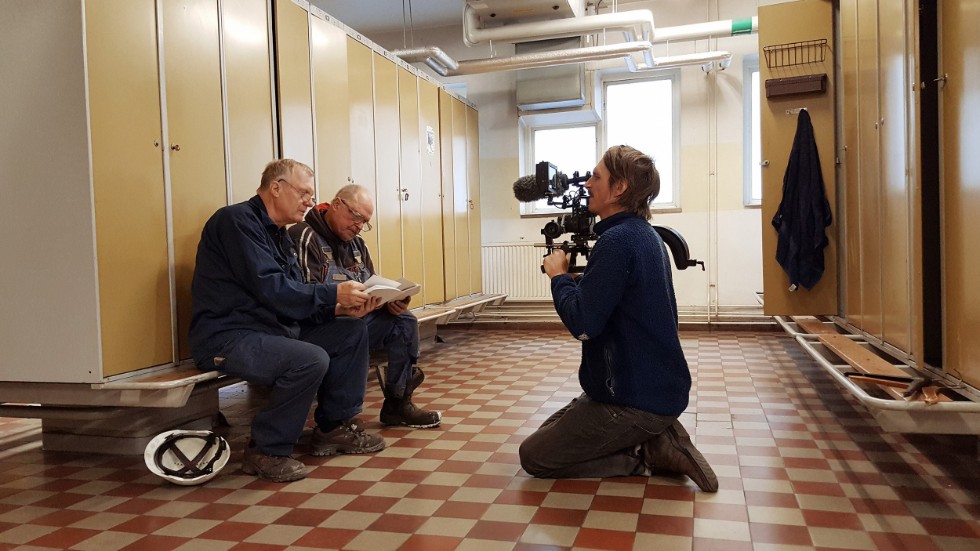 Nils Petter Löfstedt (med kameran) under arbetet med långfilmen "Himlens mörkrum" som föregick den nu aktuella filmserien.  

Bilden visar en inspelning i Malmö.