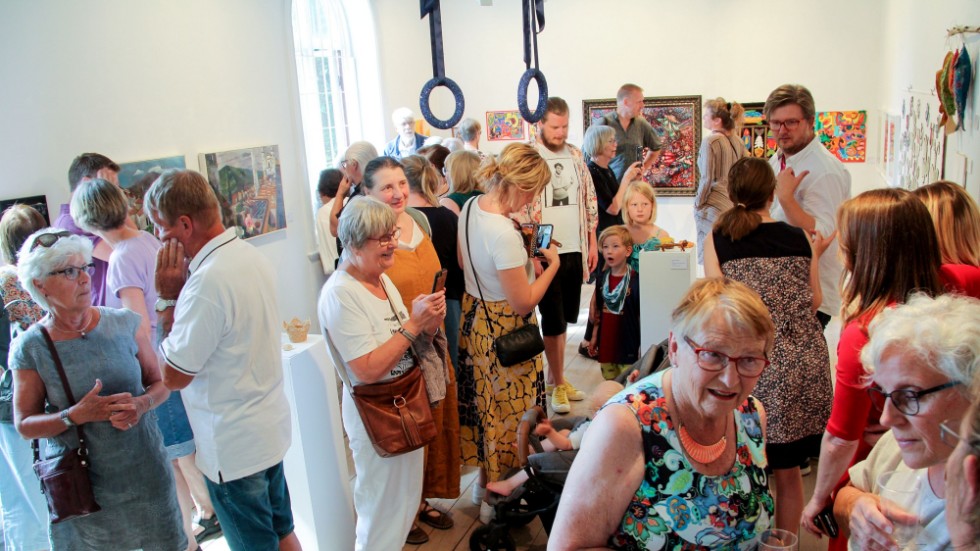 Så här folkigt, festligt och fullsatt var det på förra årets vernissage av Öppen salong. I år sker samlingsutställningen inte alls fysiskt, utan digitalt.