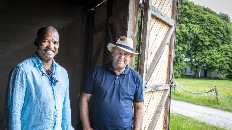 Sylve Söderstrand och maken Ivan Zulueta Flores i dörröppningen till vad som ska bli ett café. I bakgrunden skymtar huvudbyggnaden som ska göras om till ett pensionat.