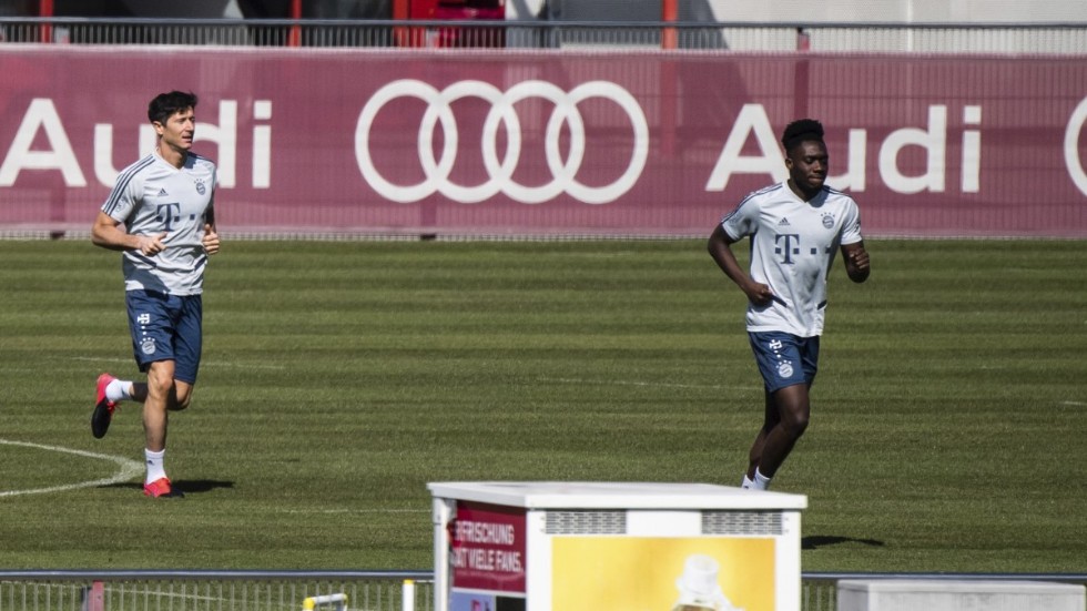 Robert Lewandowski, till vänster, och Alphonso Davies under träning med Bayern München. Tysklands hälsominister är försiktigt positiv till att låta fotbollen komma i gång igen, men utan publik. Arkivbild.