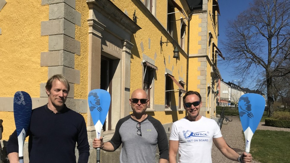Produktutvecklaren Magnus Lindstedt och vd:n för Kona windsurfing, Jan Strindler, flankerar Joachim Larsson i Motala hamn där Göta kanalbolags hus blivit idrottslokal. Ett centrum för SUP.