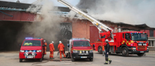 Omfattande brand i pelletsfabrik – stor släckningsinsats