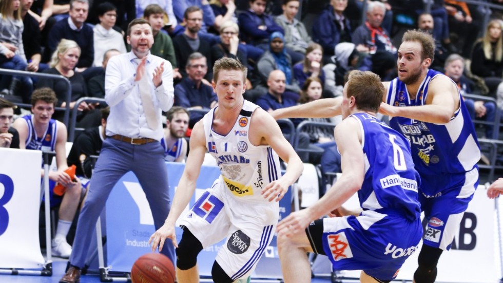 Adam Rönnqvist, här i Jämtlands vita linne mot sitt gamla lag: Luleå. 
