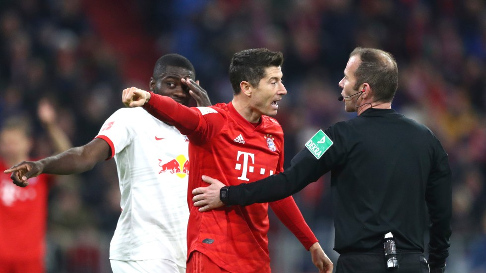 Dags att vakta tungan extra noga framöver? Det menar Leverkusen-målvakten Lukas Hradecky. På bilden syns Bayern Münchens Robert Lewandowski argumentera med domaren Marco Fritz. Arkivbild.