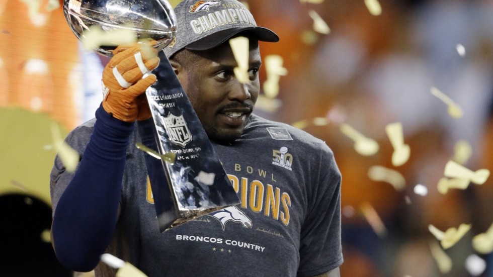 Denver Broncos Von Miller firar segern i Super Bowl 2016, då han utsågs till matchens mest värdefulla spelare.
