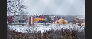 Olyckslastbilen bärgad från rälsen