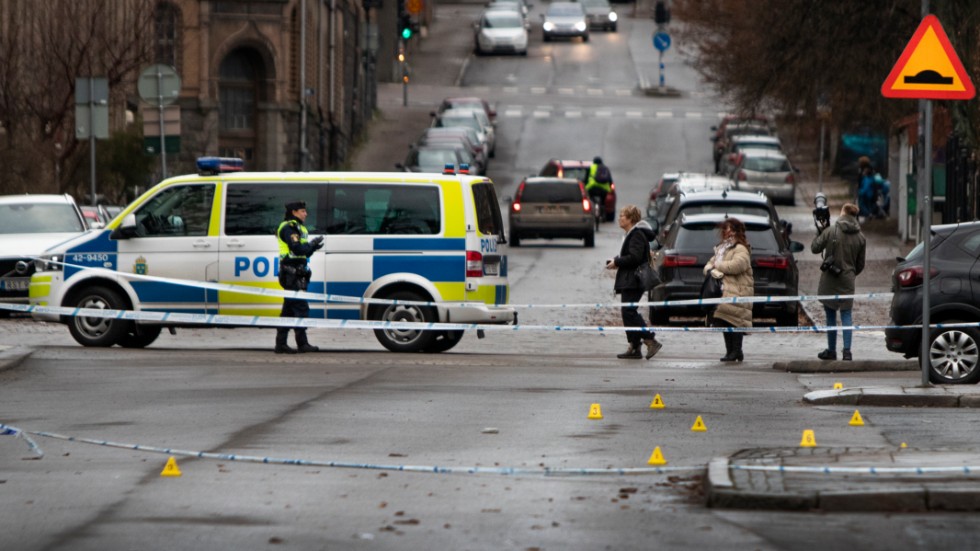 Delar av Slottsgatan hölls på torsdagen avspärrad av polisen efter nattens dubbelmord.