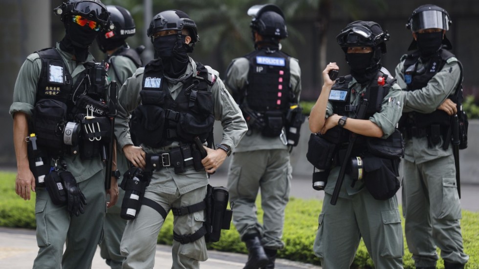 Kravallutrustad polis utanför parlamentshuset i Hongkong under onsdagen.