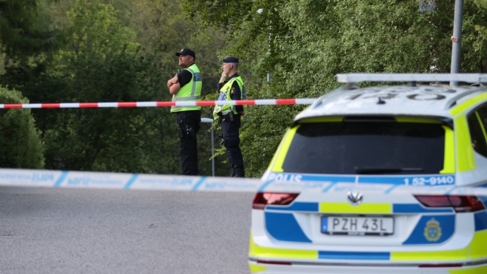 Polisens avspärrning på tisdagskvällen vid platsen där ett ultralätt flygplan störtade utanför Borås. Två män omkom i olyckan.
