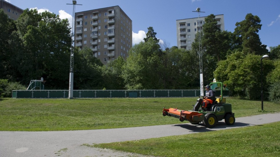 Man i 80-årsåldern har förts till sjukhus efter en kollision mellan en åkgräsklippare och en personbil. Arkivbild.