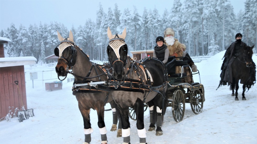 Kusken Stina Viklund tillsammans med tomtarna Johan Isaksson och Emma Degerman. Johanna Johansson (i bakgrunden) var tjuv.