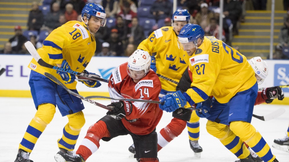 Ifjol åkte Sverige ut i kvartsfinalen mot Schweiz. Nu spelar de i samma grupp. (Arkivbild)