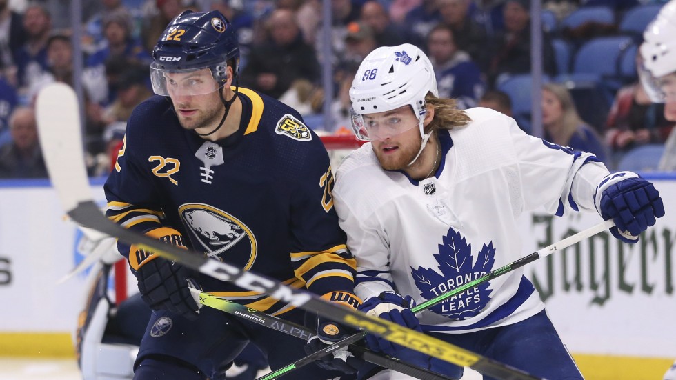 Johan Larsson i kamp med Torontos stjärna William Nylander.