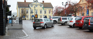 Trafiken och parkeringen på torget ses över