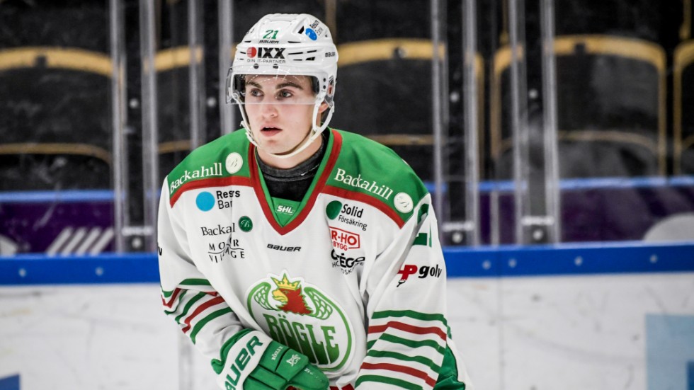 Nils Höglander gjorde två mål i Juniorkronornas första JVM-genrep. Nu ser han fram emot hockeyfesten i Tjeckien. (Arkivbild)