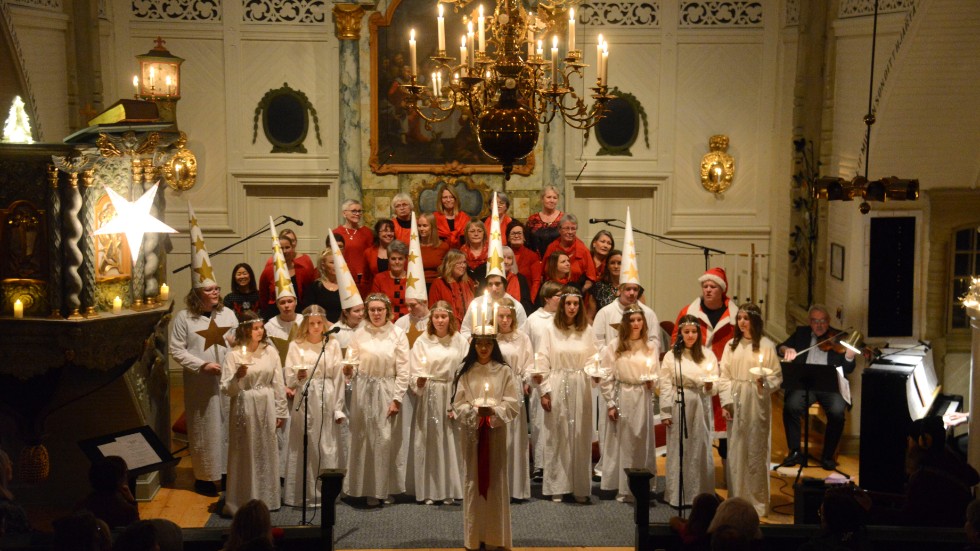 Arezoo Amini heter Arjeplogs lucia. Här med sina klasskamrater från årskurs 9, samt Mariakören.