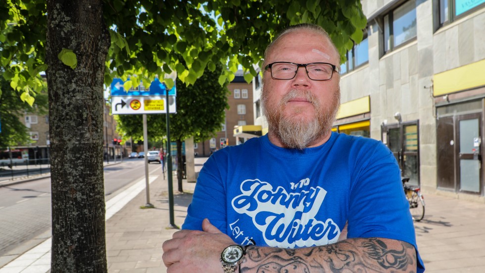 Jerry Prütz är klubbchef och värd för ståuppklubben Motala Värkstad som nu presenterar sitt program för vintern och våren 2020. 