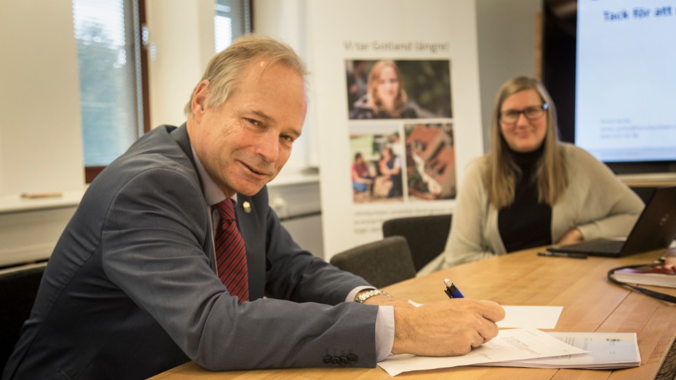 Anders Flanking, landshövding på Gotland, skrev under den nya strategin under tisdagen.