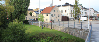 Lägre hus i historiskt kvarter i city