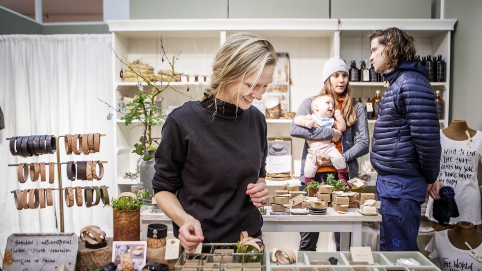 Emma Ahlström tillverkar inom keramik, silver och naturläder. På Prima gård säljer hon och hennes man både saker till hemmet samt mat. 