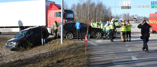 Lastbil i krock med två personbilar