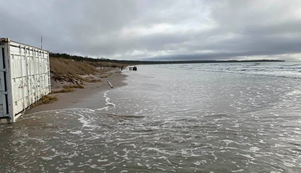 Sudersands sandstrand har spolats över av högvattnet.