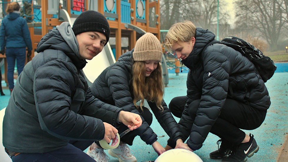 Teknikeleverna Olle Andersson, Stina Holmberg och Erik Leijon fixar med ljussättningen inför nyår.