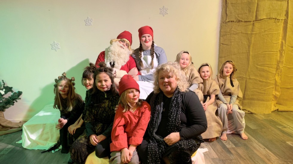 Alla skådespelarna i årets adventskalender "Tomtefamiljen ordnar allt" med ledaren Eleonor Lundholm.