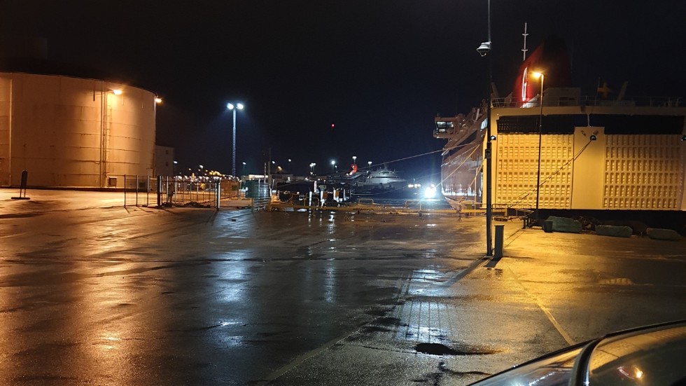 Ett vittne berättade att det syntes en polisbil och tre brandbilar på platsen.