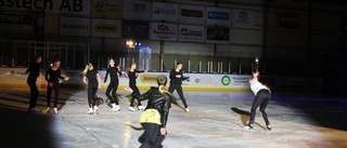 Fullsatt ishall på konståkarnas julshow