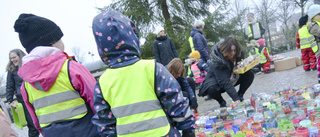 Förskolebarn ser till att en stjärna lyser